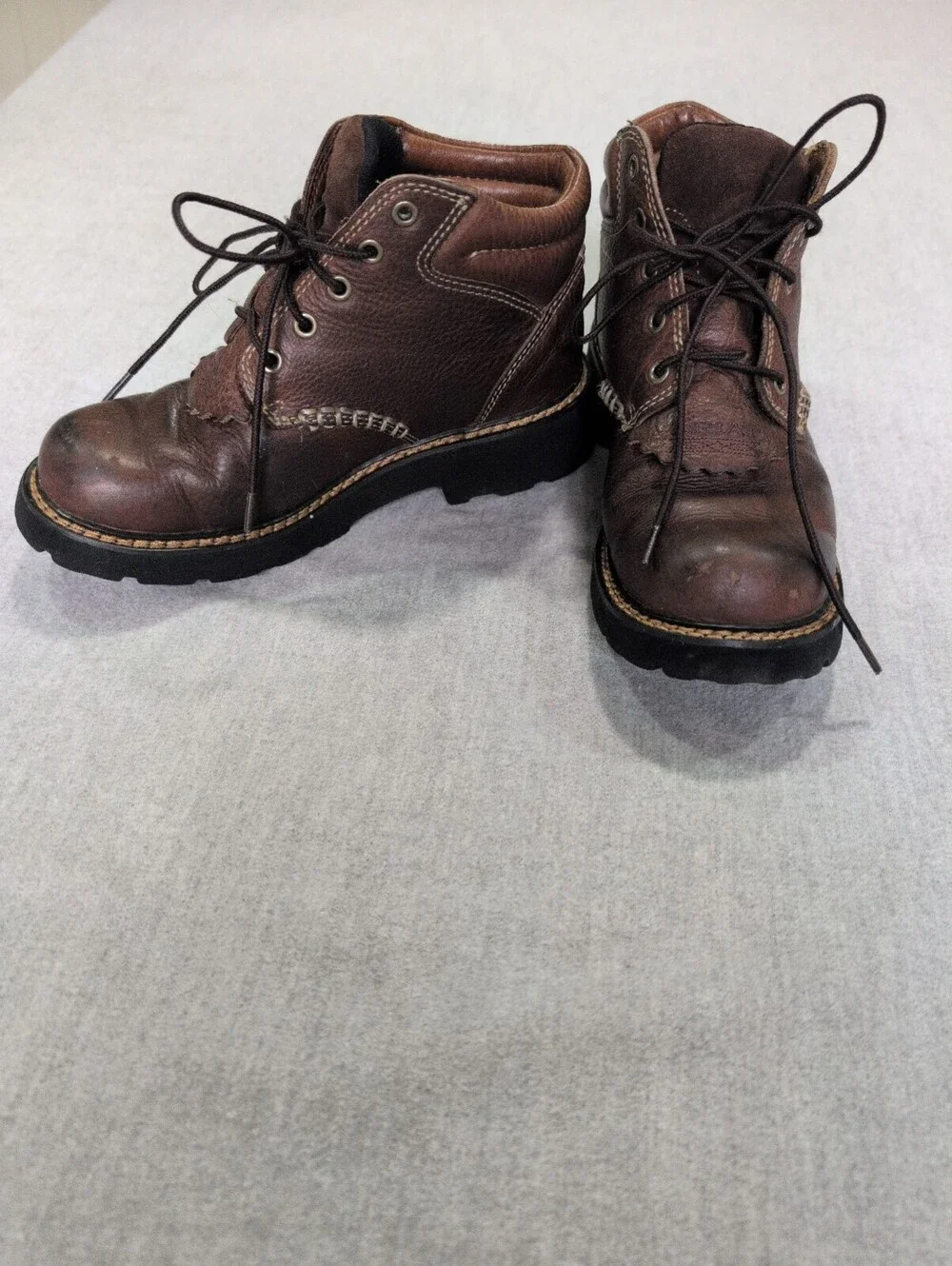 Ariat brown leather lace up ankle boots size 6 B